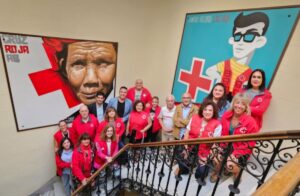 Foto de grupo con profesionales y voluntariado de Cruz Roja
