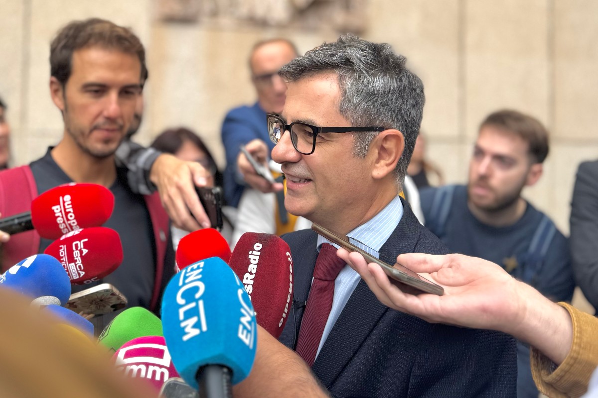Félix Bolaños atiende a los medios antes de la Apertura del Año Judicial en el Tribunal Superior de Justicia de Castilla-La Mancha (Albacete). Foto: Elena Valero