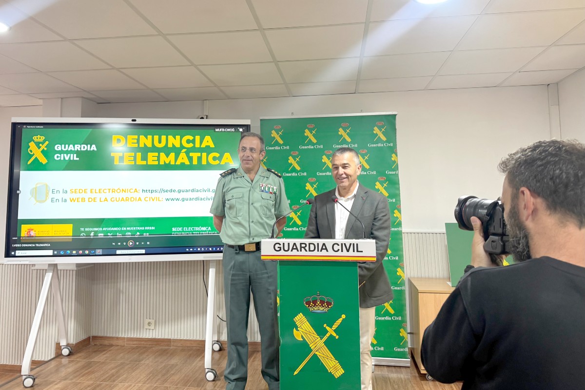 Jesús Manuel Rodrigo. y Miguel Juan Espinosa informan sobre las denuncias telemáticas y citas online en la Comandancia de la Guardia Civil de Albacete