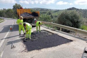Imagen de archivo de varios trabajadores de mantenimiento de carreteras