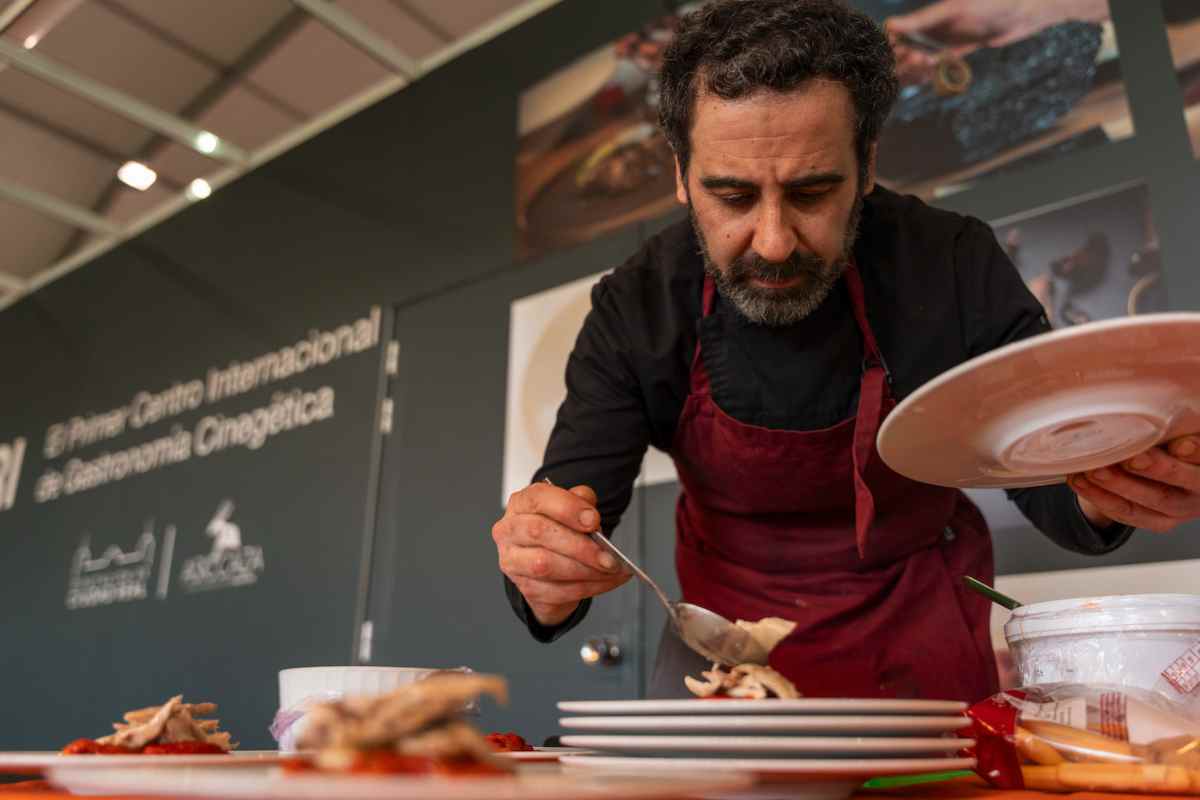 Imagen de un chef de Ciudad Real elaborando un plato con carne de caza