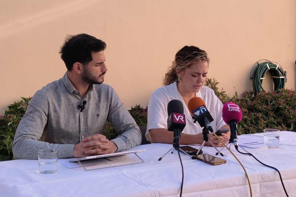 Imagen del concejal de Alberto Parrilla, junto a su pareja, Loida Delgado