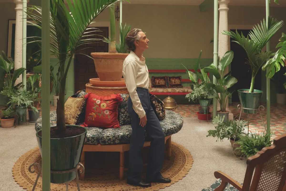 Imagen del famoso diseñador en su casa de Manzanares