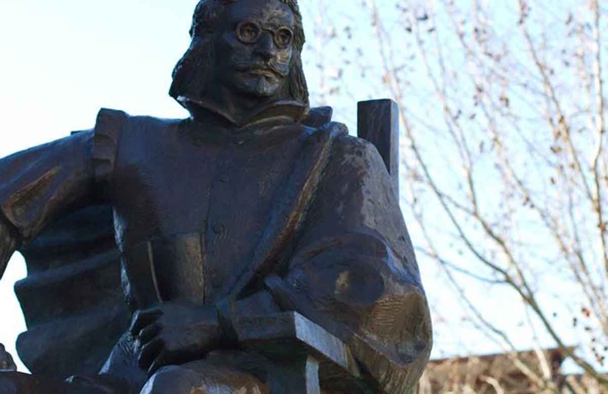 Estatua de Quevedo en Torre de Juan Abad.