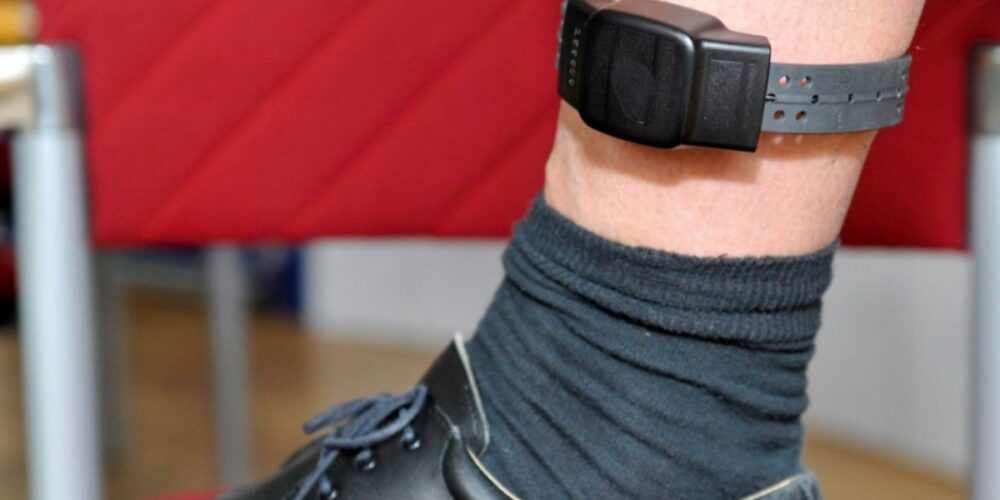 Pulsera antimaltrato. Foto de archivo: EFE / HERBERT NEUBAUER