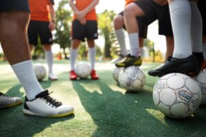 Jugadores y balones de fútbol. Foto: Freepik