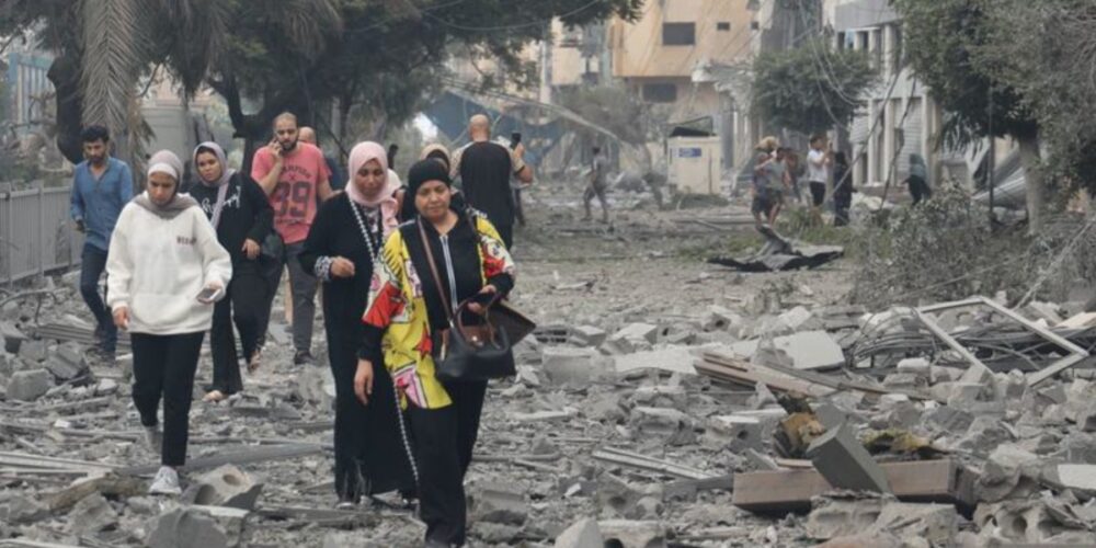 Unas familias huyen de su destrozado barrio, Tal al-Hawa, para buscar refugio en el sur de la franja de Gaza. Foto: ©UNICEF/Eyad El Baba