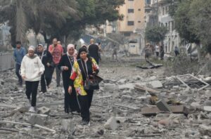 Unas familias huyen de su destrozado barrio, Tal al-Hawa, para buscar refugio en el sur de la franja de Gaza. Foto: ©UNICEF/Eyad El Baba