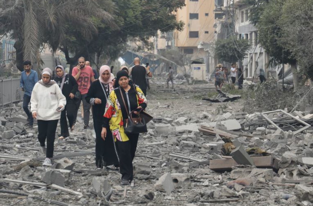 Unas familias huyen de su destrozado barrio, Tal al-Hawa, para buscar refugio en el sur de la franja de Gaza. Foto: ©UNICEF/Eyad El Baba