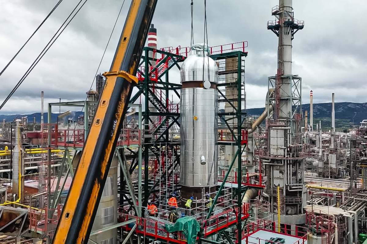 Trabajos en la planta de Repsol Puertollano.