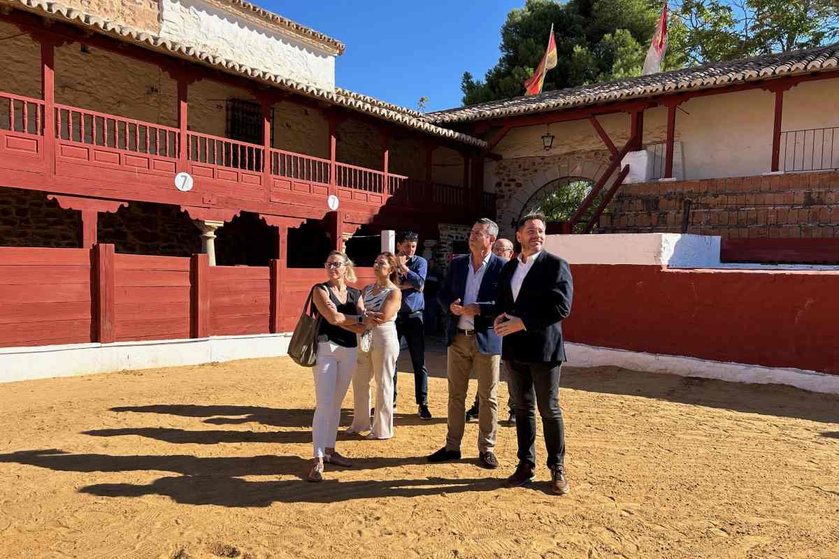 Visita a la plaza de toros cuadrada del Santuario de Las Virtudes