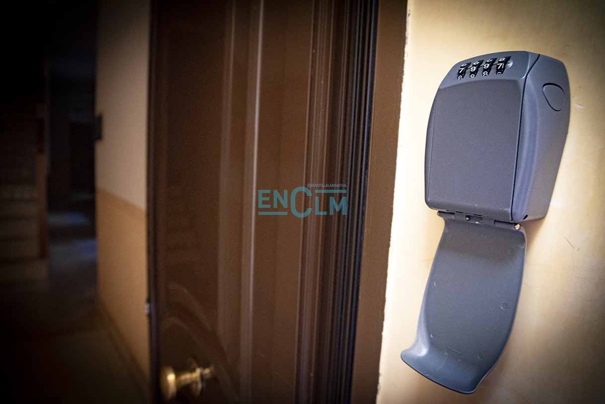 Acceso exterior a una vivienda de uso turístico, piso turístico