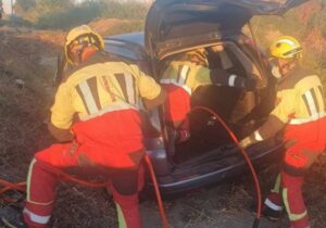 Momento en el que los bomberos de Illescas excarcelan a la conductora del coche. Foto: Cpeis Toledo.