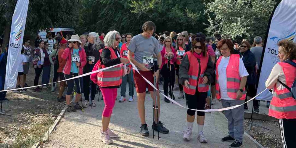 Momento de la salida en la IV Marcha Solidaria contra el Cáncer de Mama de Apacama.