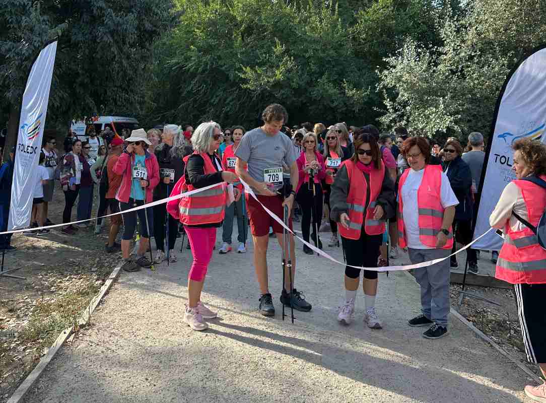 Momento de la salida en la IV Marcha Solidaria contra el Cáncer de Mama de Apacama.