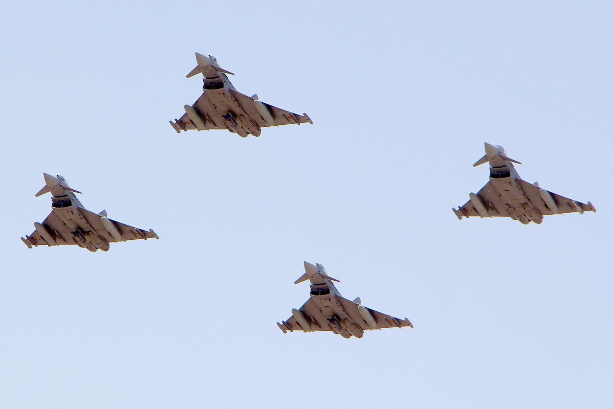 Dos de estos aviones Eurofighter sobrevolaron el cielo de Albacete antes de la cabalgata de apertura.