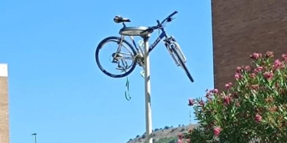 Increíble pero cierto: una bicicleta "encaramada" a una farola en Cuenca. Foto: Policía Local de Cuenca.