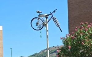 Increíble pero cierto: una bicicleta "encaramada" a una farola en Cuenca. Foto: Policía Local de Cuenca.