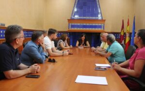 Reunión entre la delegada de la Junta en Ciudad Real, Blanca Fernández, y trabajadores de Eserman.
