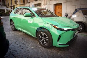 Un coche de Bolt circula por la calle Real de Toledo. Foto: Rebeca Arango.