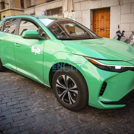 Un coche de Bolt circula por la calle Real de Toledo. Polémica en la ciudad con los taxistas sobre los términos de la legalidad de sus servicios. Foto: Rebeca Arango.