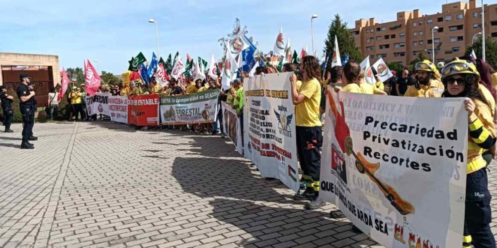 Los bomberos forestales protestaron ante la sede de la Consejería en Toledo. Foto: CCOO.