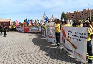 Los bomberos forestales protestaron ante la sede de la Consejería en Toledo. Foto: CCOO.
