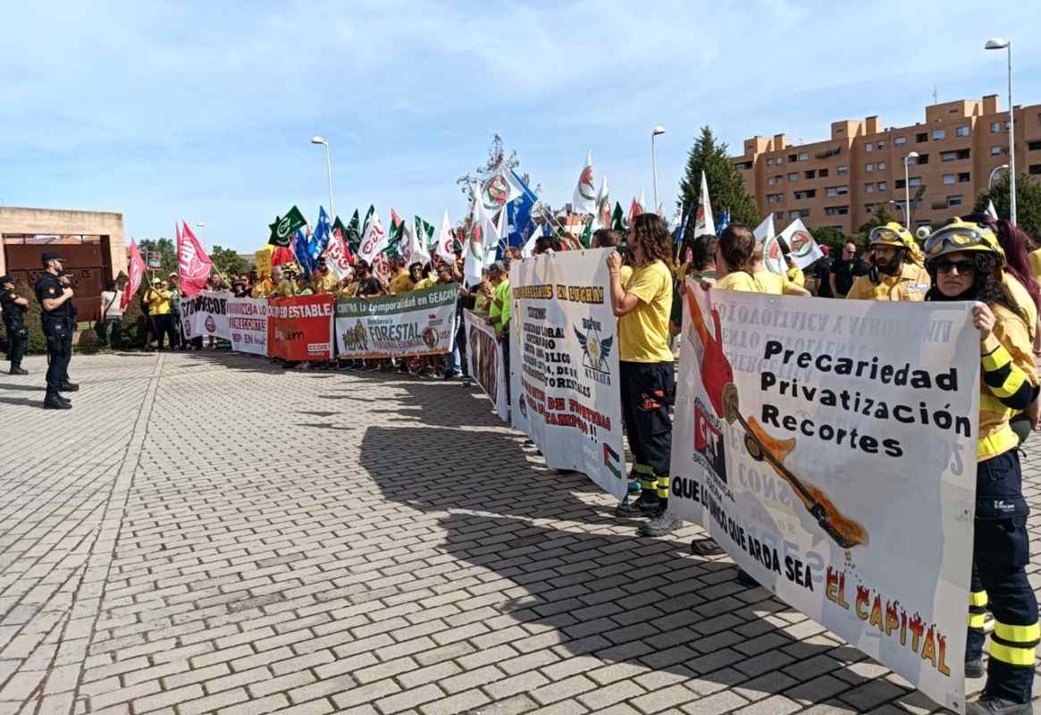 Los bomberos forestales protestaron ante la sede de la Consejería en Toledo. Foto: CCOO.
