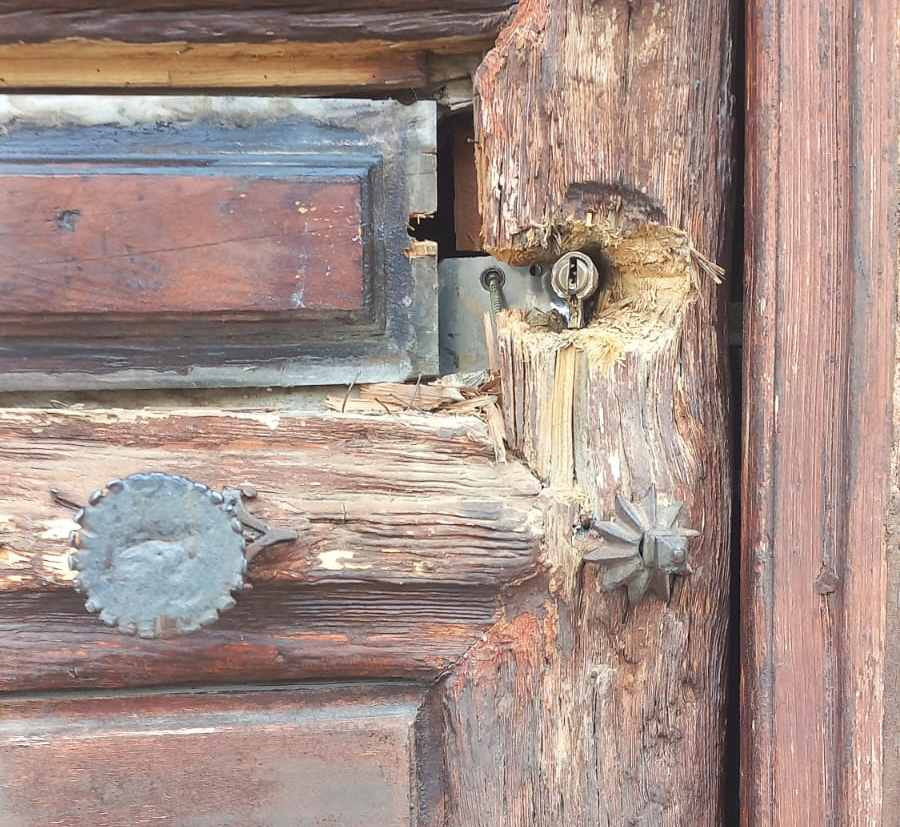 Imagen de la cerradura forzada.