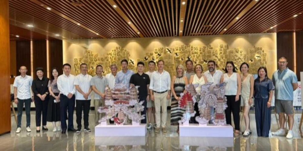 La delegación toledana posó con representantes del sector turístico de la provincia de Quanzhou.
