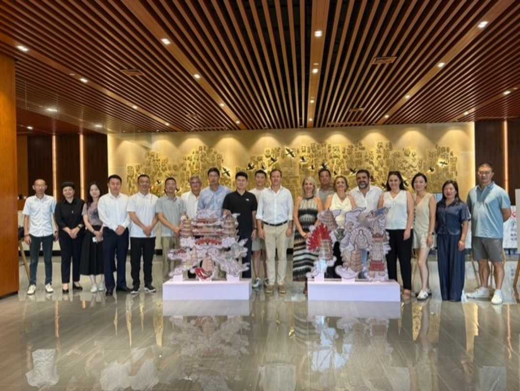 La delegación toledana posó con representantes del sector turístico de la provincia de Quanzhou.