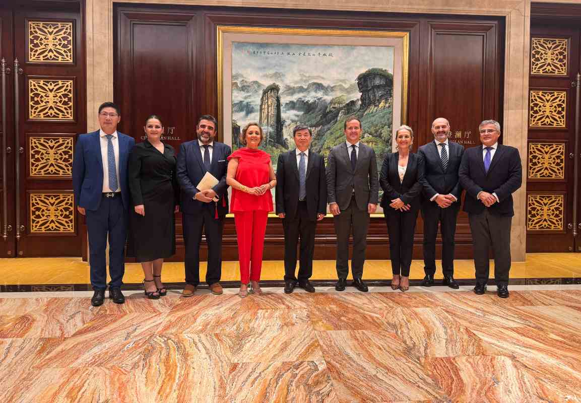 Javier de Antonio (primero por la derecha), en uno de los encuentros de la delegación toledana con empresarios y autoridades chinos.