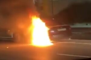Imagen del coche ardiendo en Toledo.