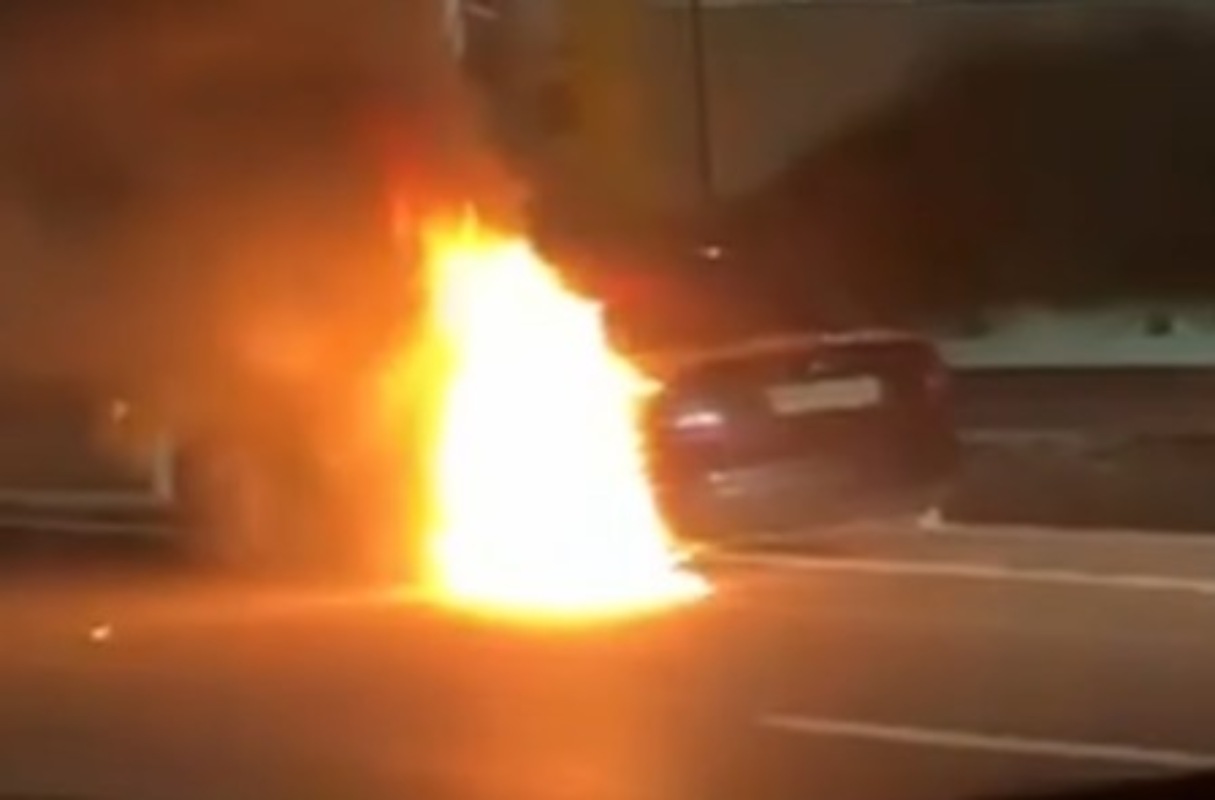 Imagen del coche ardiendo en Toledo.