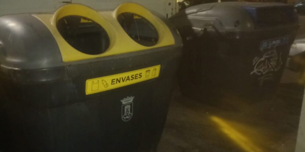 Contenedores limpios en una calle de Talavera. Foto: Fuentes del Gobierno local