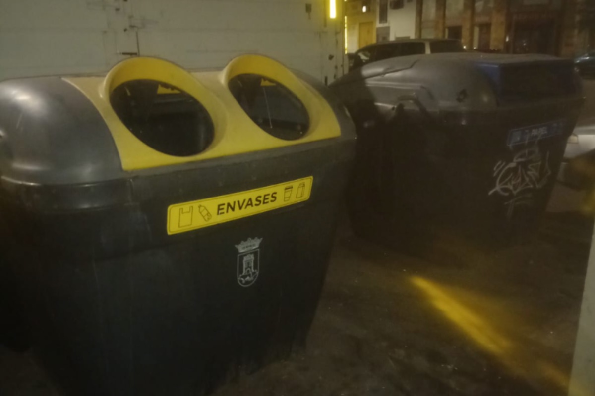 Contenedores limpios en una calle de Talavera. Foto: Fuentes del Gobierno local