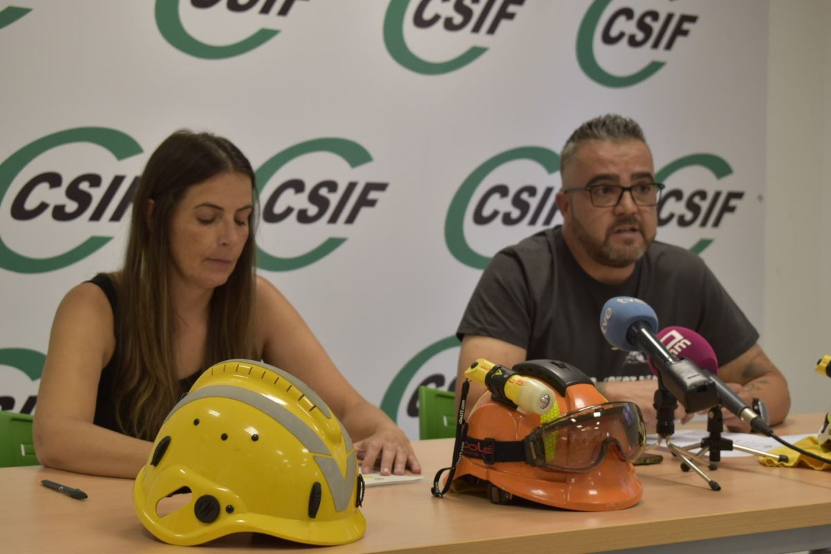 Los delegados de CSIF Ana Nares y Miguel Ángel Pavón, dando la rueda de prensa.