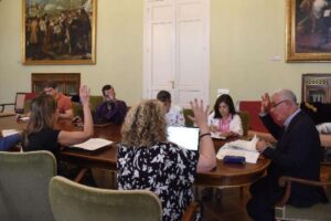 Momento en el el que la Diputación de Guadalajara aprueba los 50.000 eurps para la sede del Geoparque de Molina de Aragón.