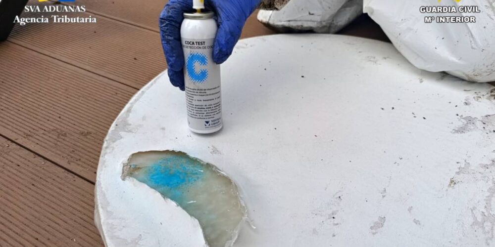 Cocaína oculta en bidones de fruta. Foto: Guardia Civil