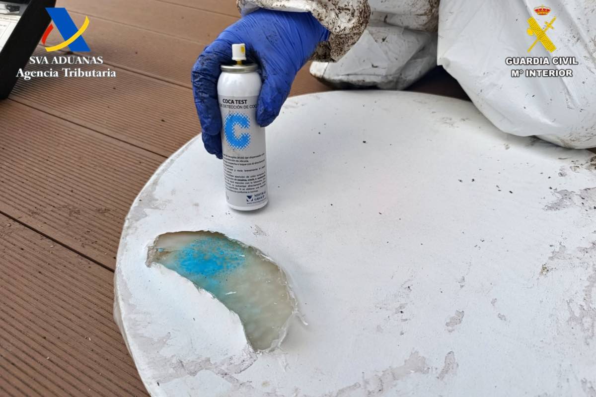 Cocaína oculta en bidones de fruta. Foto: Guardia Civil