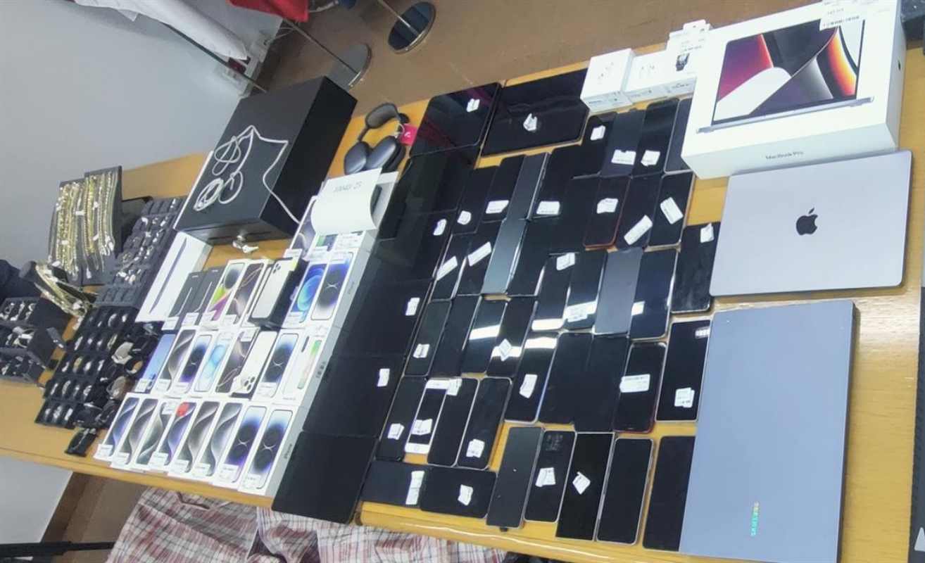 Efectos de la Operación Policial con cuatro detenidos por un robo en el centro comercial Luz del Tajo.