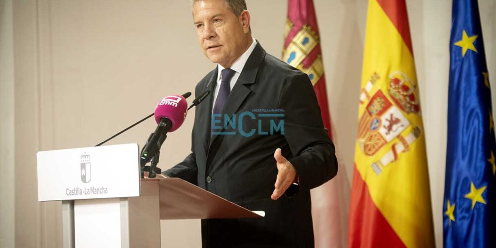 Emiliano García-Page, presidente de Castilla-La Mancha, se dirige a los agentes sociales. Foto: Rebeca Arango.