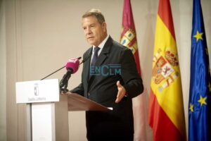 Emiliano García-Page, presidente de Castilla-La Mancha, se dirige a los agentes sociales. Foto: Rebeca Arango.