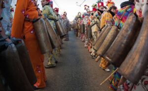 Decenas de “diablos” recorren el pueblo con enormes cencerros a la espalda. Imagen: Turismo de Castilla-La Mancha.