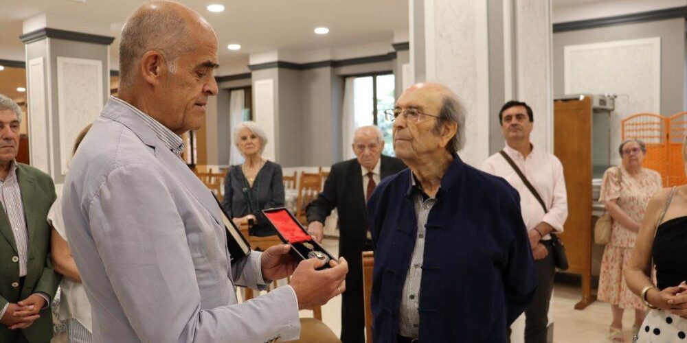 Jesús Carrobles entregando la medalla de académico honorario a Félix del Valle