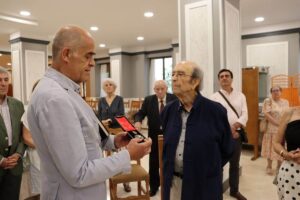 Jesús Carrobles entregando la medalla de académico honorario a Félix del Valle