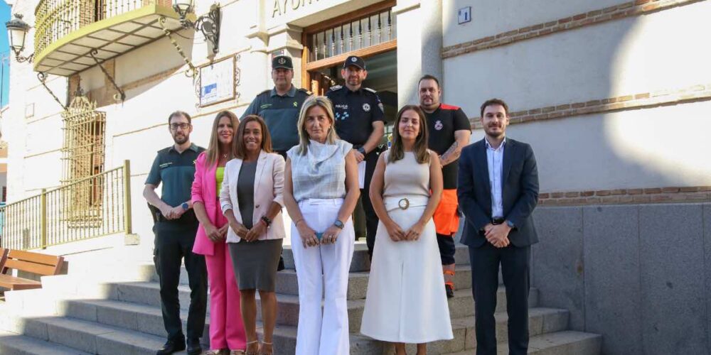 La delegada del Gobierno, Milagros Tolón, y la alcaldesa de Olías del Rey, Charo Navas, presiden la Junta Local de Seguridad del municipio convocada con motivo de las fiestas de la localidad.