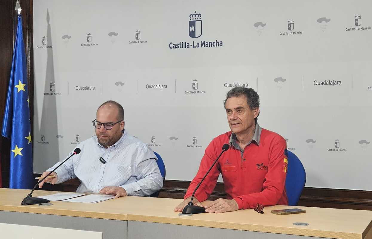 Miguel Aguilar, jefe del Servicio de Incendios de la Delegación Provincial de Desarrollo Sostenible, acompañado del delegado de este área en la provincia, Rubén García.