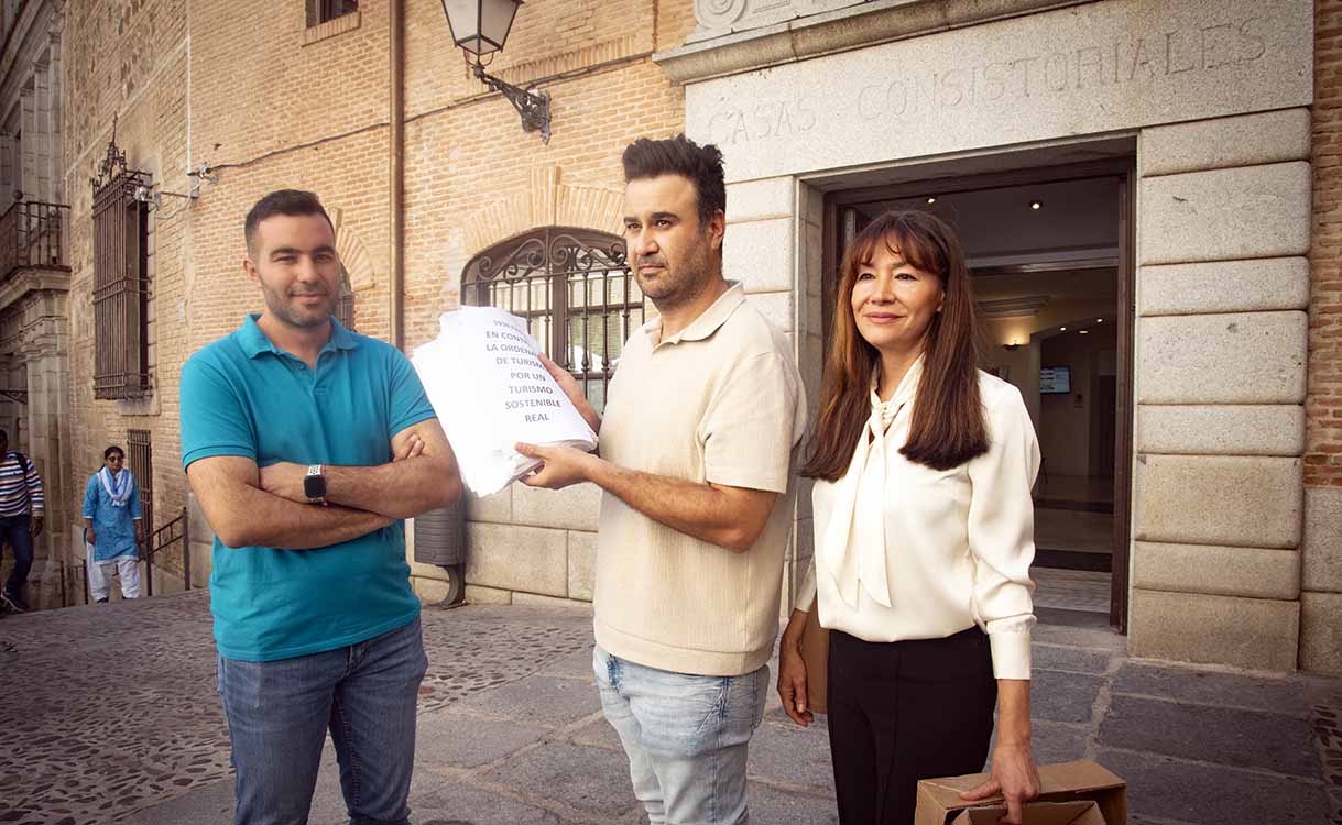 Guías de turismo de Toledo han presentado este viernes ante el Ayuntamiento capitalino un total de 5.950 firmas. Imagen: Rebeca Arango.