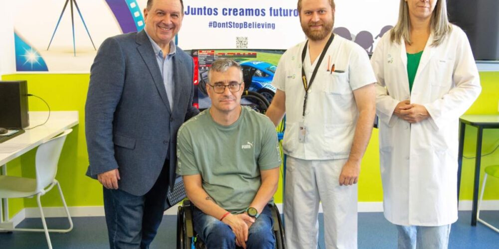 Iván Díaz, paciente del Hospital Nacional de Parapléjicos (HNP), junto a la directora gerente del Hospital Nacional de Parapléjicos, Mónica Alcobendas, y el CEO de Pitlane Network y organizador de Eco-Fest y Eco-Rallye, Pedro Fermín. - JCCM/CARLOS MONROY